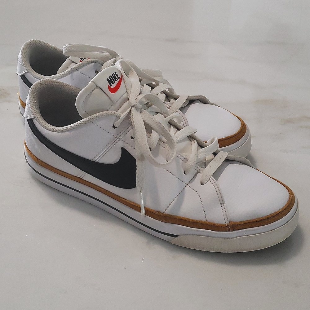 Nike Woman's low-top sneakers size 8 white black desert ochre team orange color